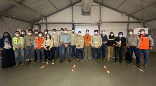 <p>Los alumnos con el equipo del J.J. Latorre y de Operaciones de Molyb</p>